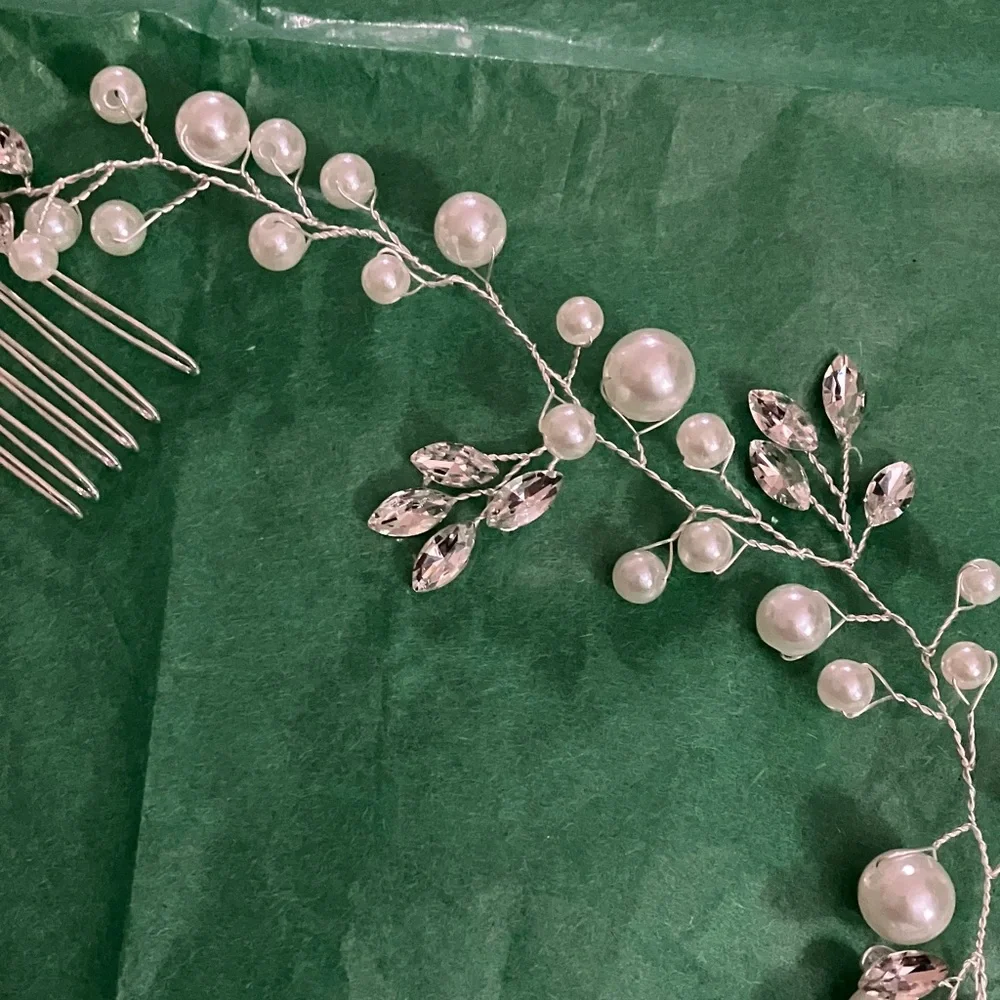 Elegant Pearl and Crystal Hair Vine